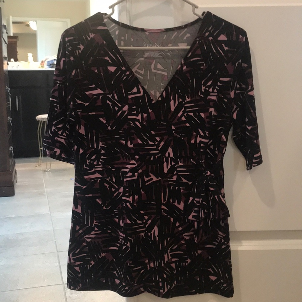 Short sleeve blouse.